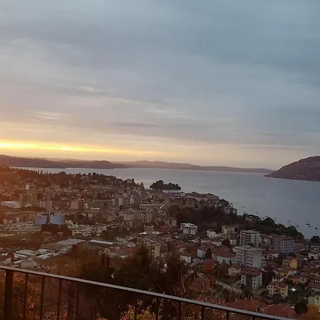 Mauro Vista Lago Con Piscina Feriehus
